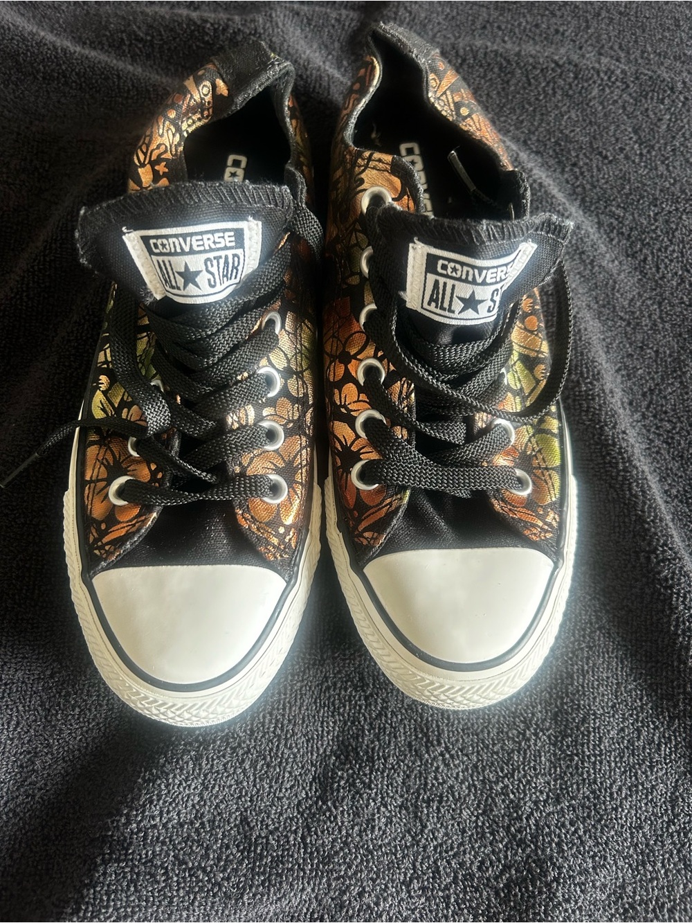 Converse women’s size 7  Black Floral Print Low Top Sneakers